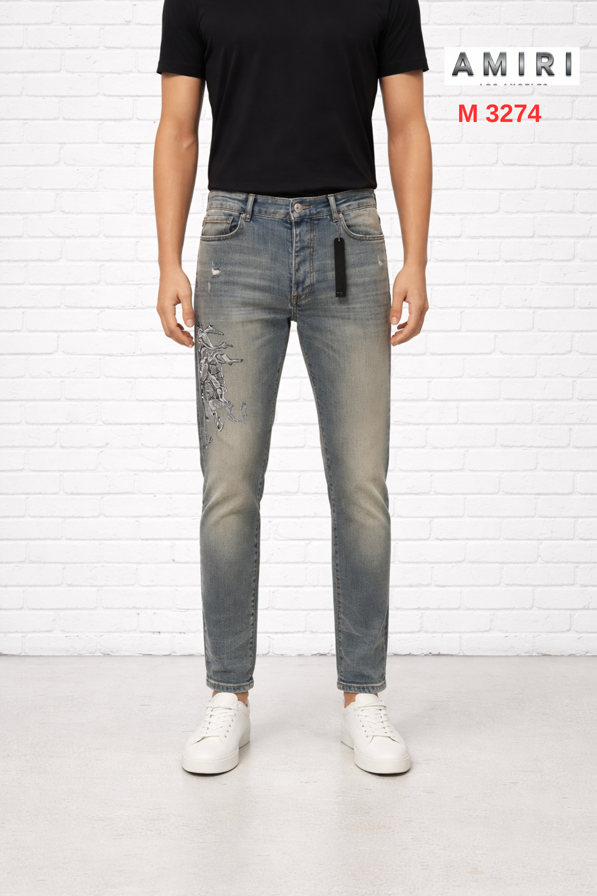 AMİRİ Sağ bacak üzerinde büyük nakışlı  estetik çiçek desenli detaylar ile zenginleştirilmiştir.